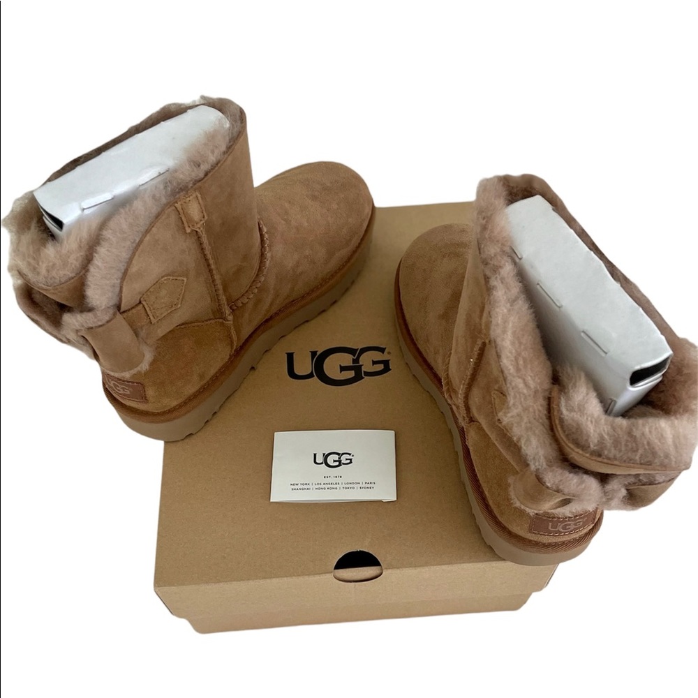 Women’s Naveah UGG boots